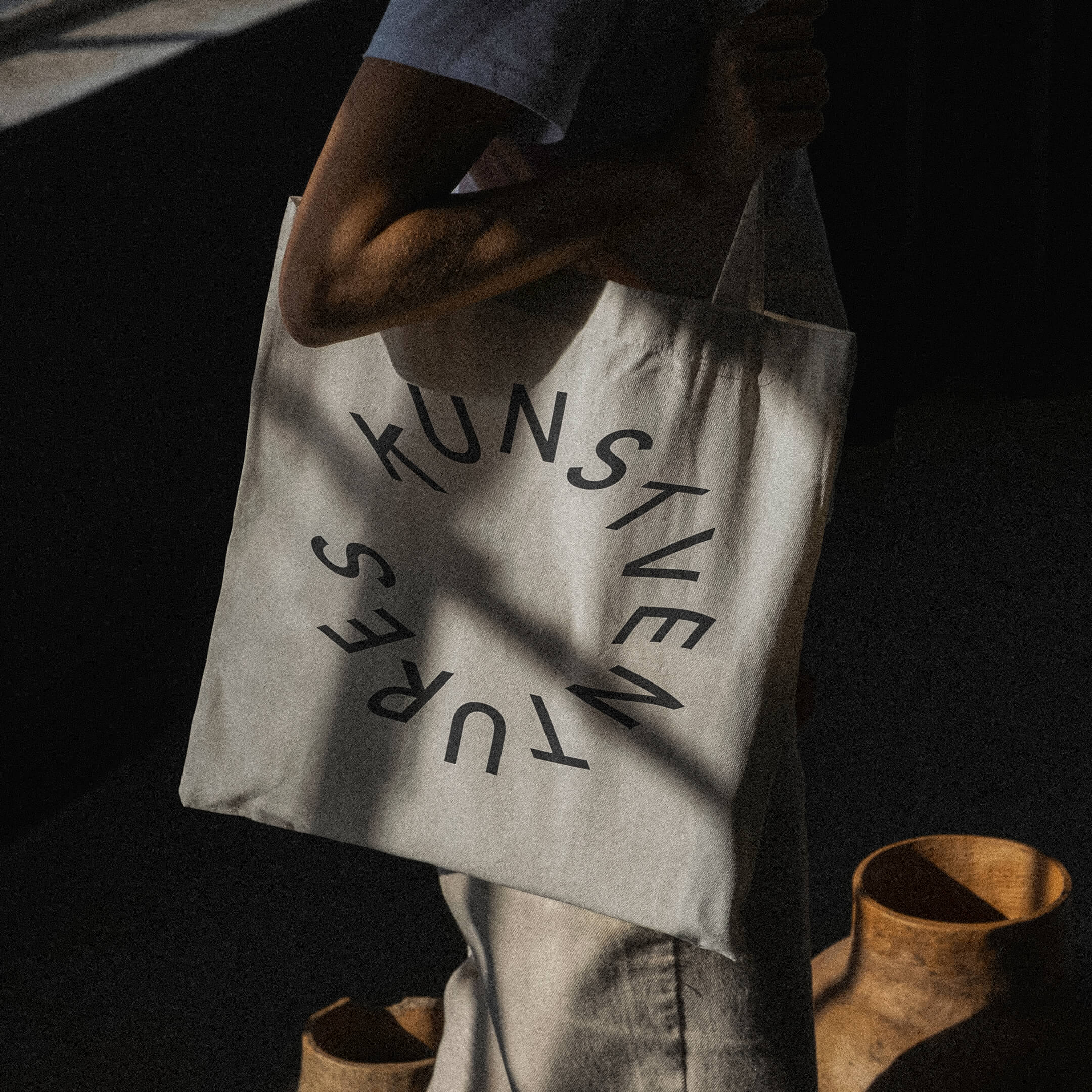 A person with a Kunstventures totebag.